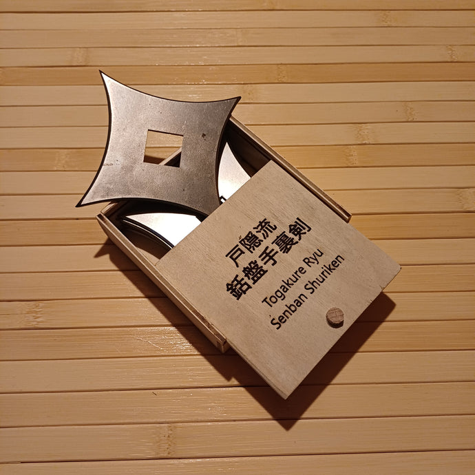 戸隠流 旋風手裏剣 - Togakure Ryu Senban Shuriken broušené - 10 kusů s krabičkou.